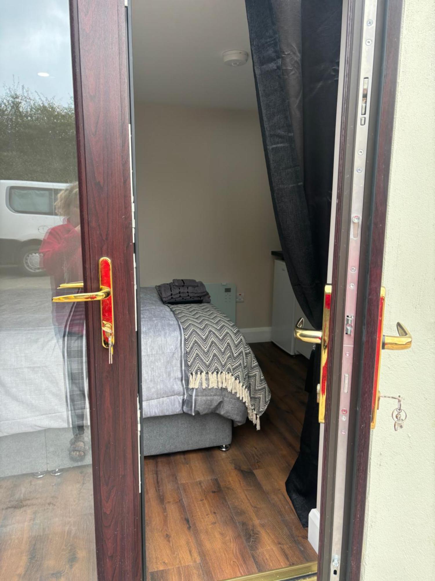 Private Detached Small Bedroom And Bathroom Only- This Is Not An Apartment Butlersbridge Exterior photo